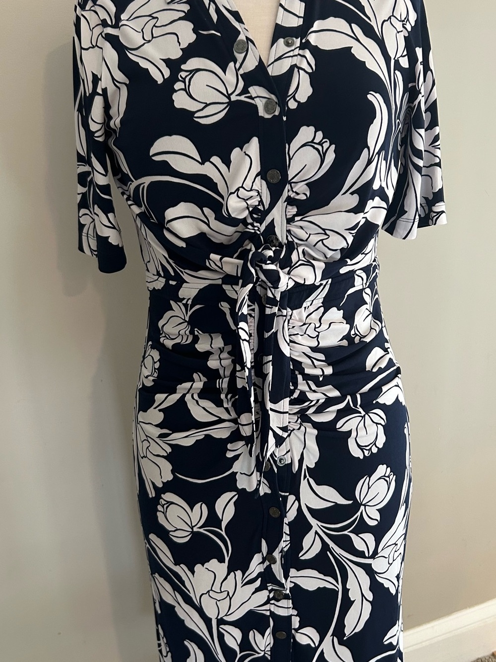 WHBM SIZE 6 Navy & White Floral Snap-Front Tie-Waist Dress